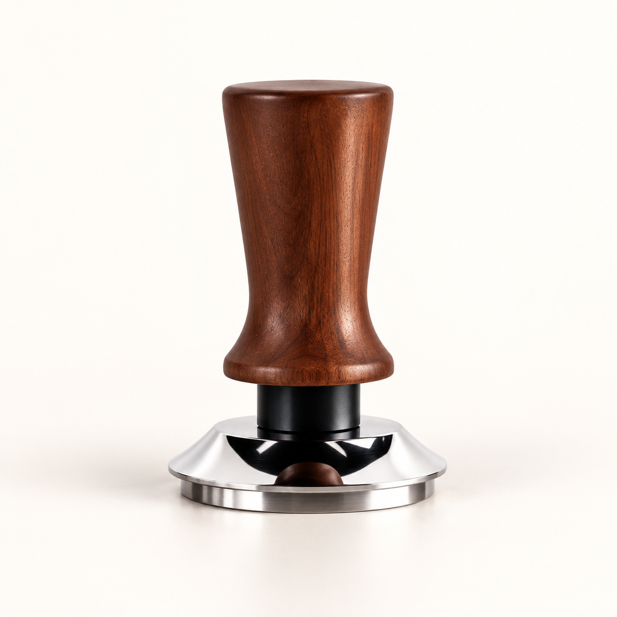 Tamper de haya con resorte, vista frontal de la herramienta. Recreación visual IA; consultar medida y base en el selector.